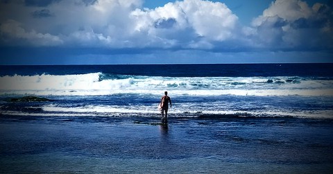 Surfista em Stella Maris BA.