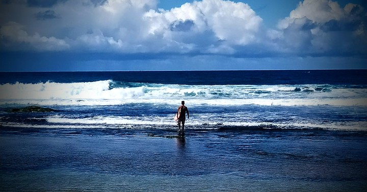 Surfista em Stella Maris BA.