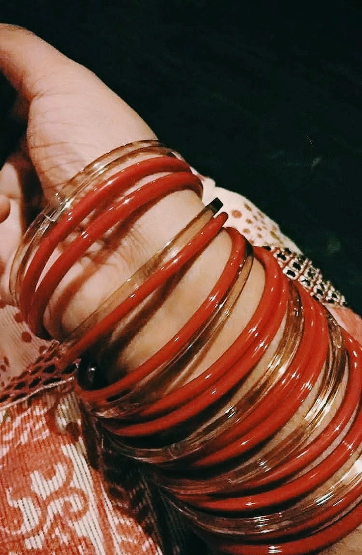 হাত ভর্তি লাল কাঁচের চুড়ি ♥