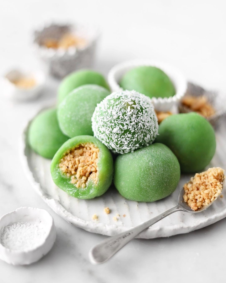 Coconut peanut mochi via