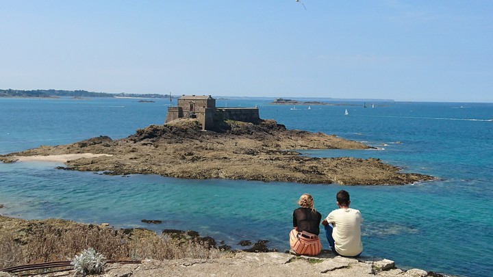 Saint-Malo couple face au Petit Bé
