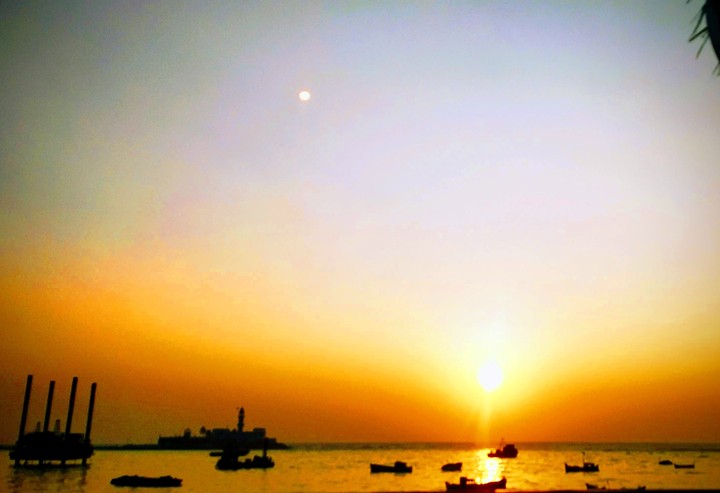 sun meets the sea