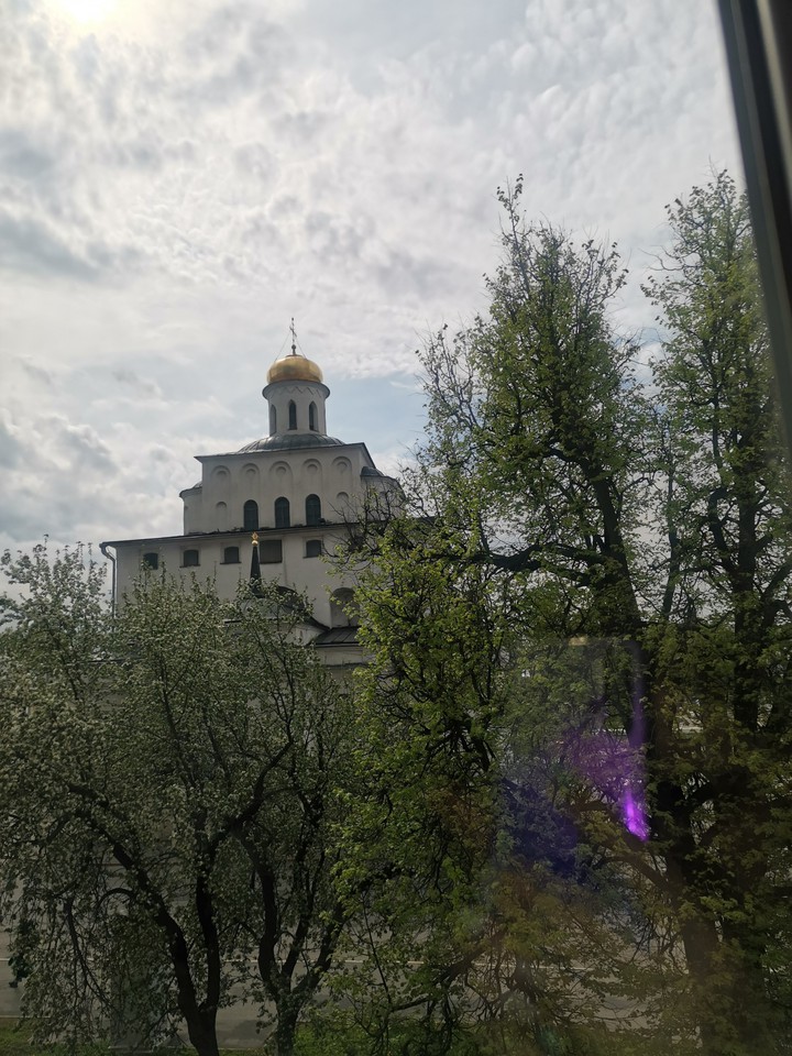 Золотые ворота и яблоня