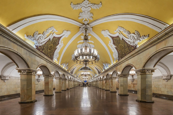 Estação de metrô Comsomolhskaia em Moscou, Rússia