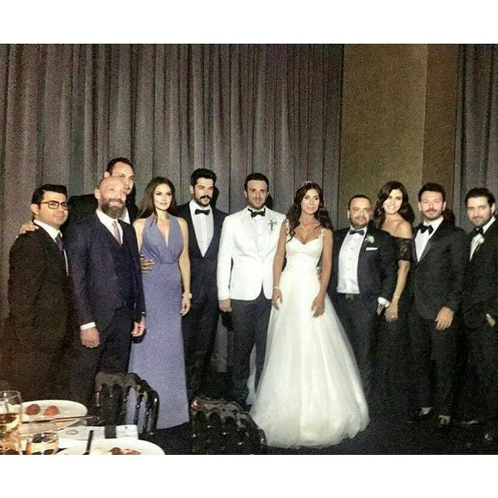 Burak Özçivit و همسرش Fahriye Evcen
در عروسی دوست Burak