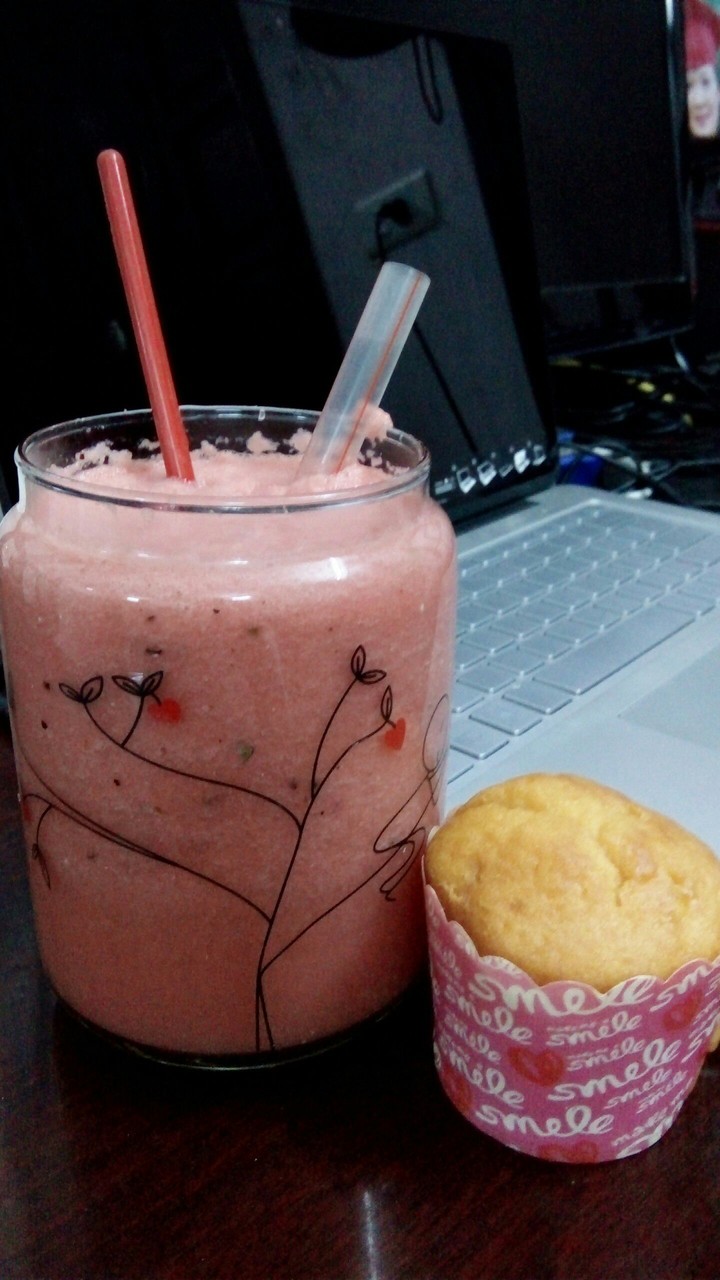 watermelon smoothies with cup cake