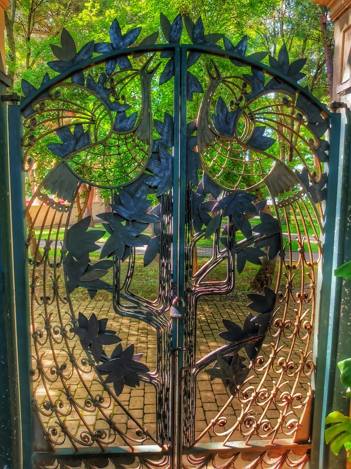 Gate