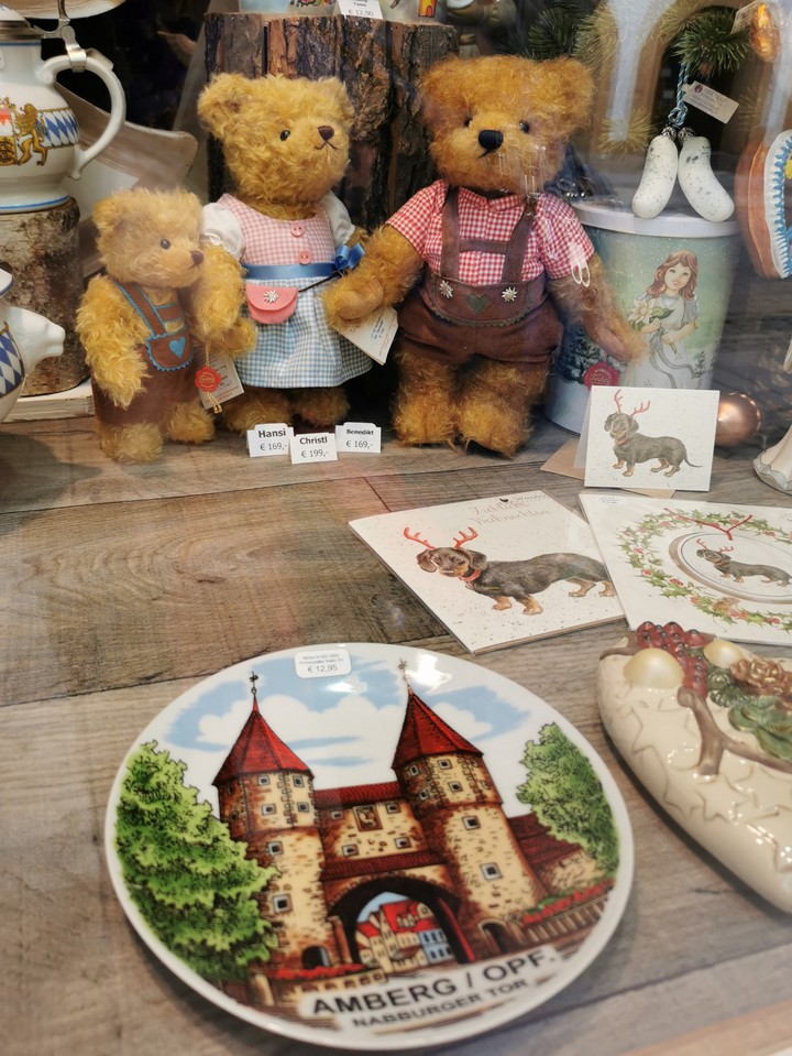 teddybär im Schaufenster. Ich wünsche euch einen schönen Tag