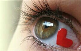 Looks with love ?