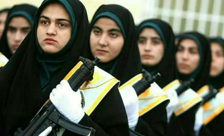 دختران سربازی در ایران. در اینده ای نزدیک