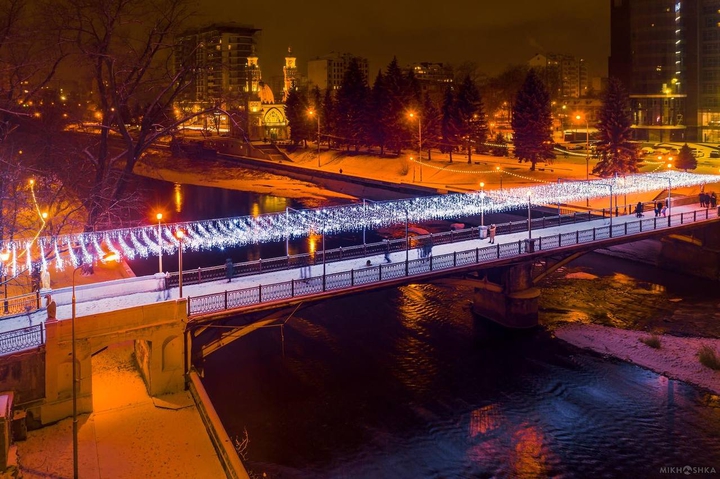 г.Владикавказ,Северная Осетия-Алания, мост в парке.