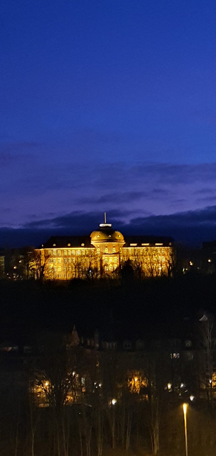 Schule im Sonnenaufgang