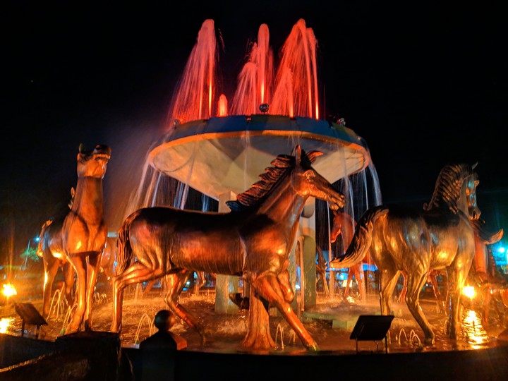 statue of horses