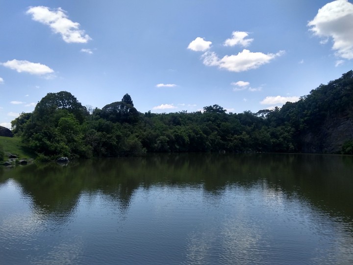 Lago sob céu azul