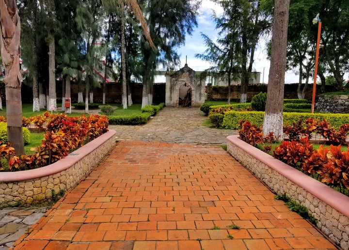 JARDINES DE LA IGLESIA DE IXCATEOPAN DE CUAUTEMOC, GRO.