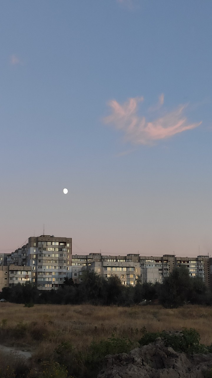 город в розовых тонах