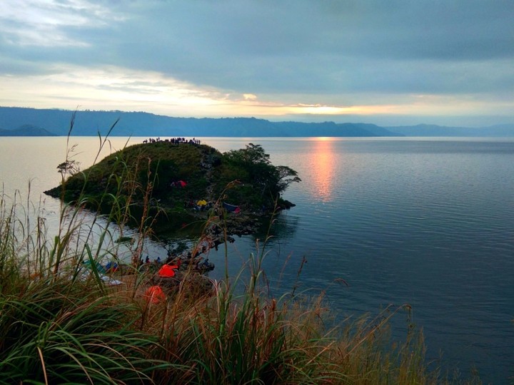 sunrise on the lake