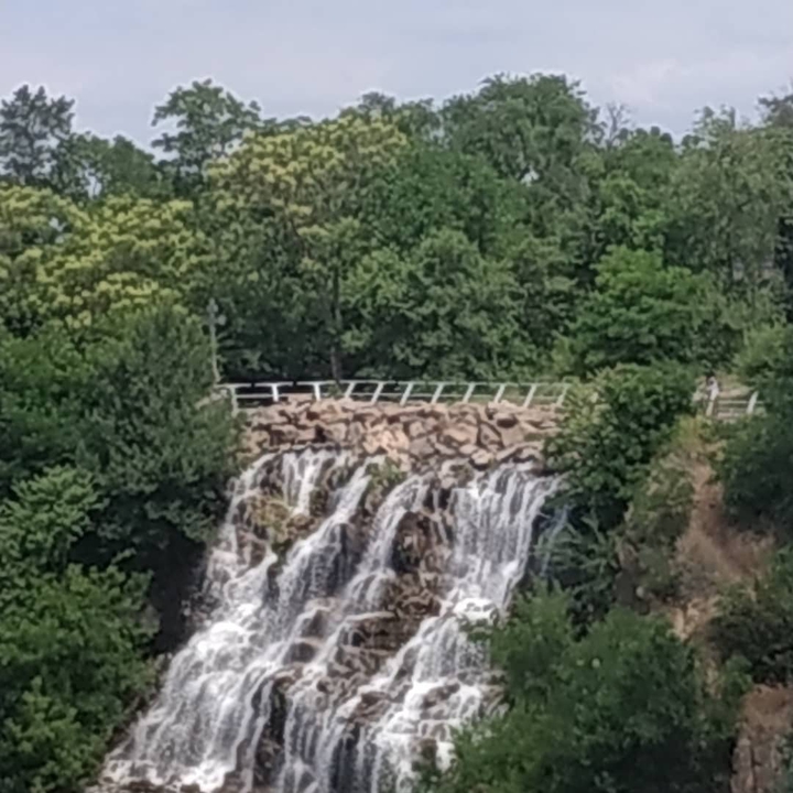 Водопад в парке