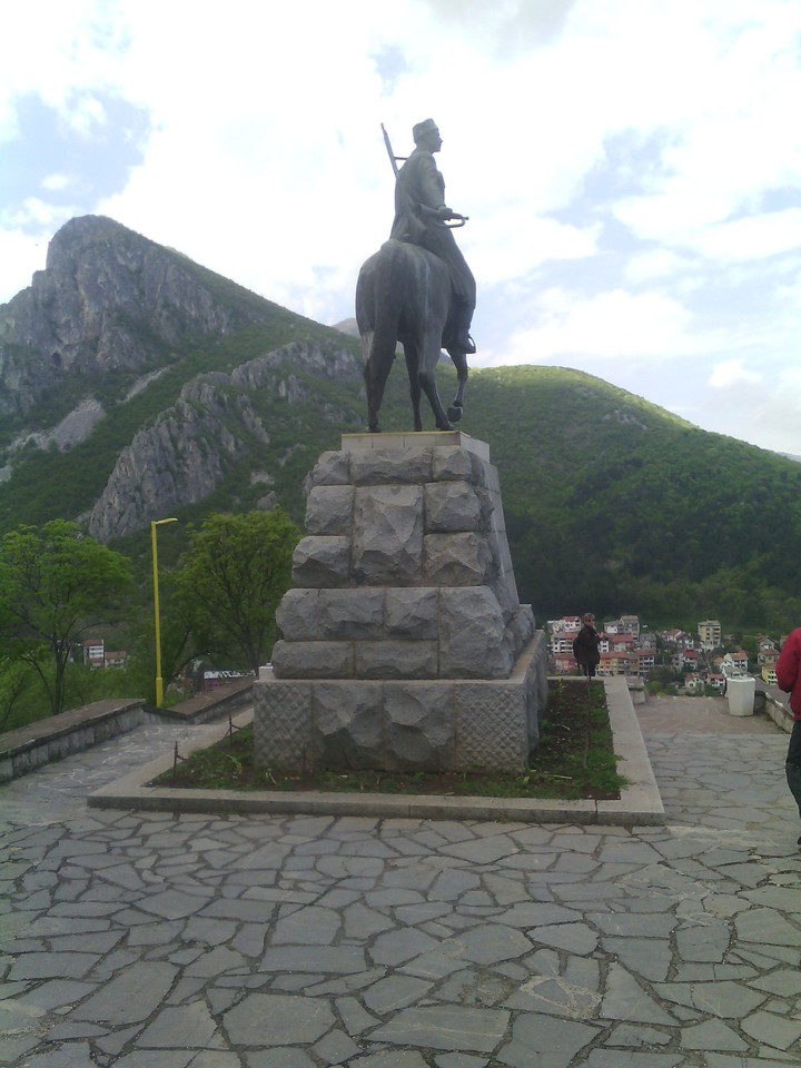 кон