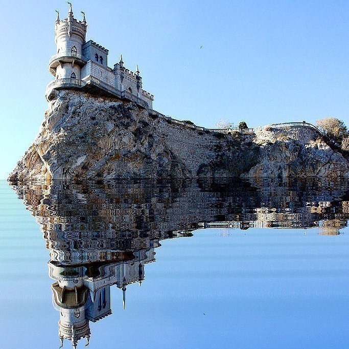 Отражение. Ласточкино гнездо.