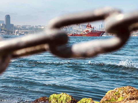 ship in chain