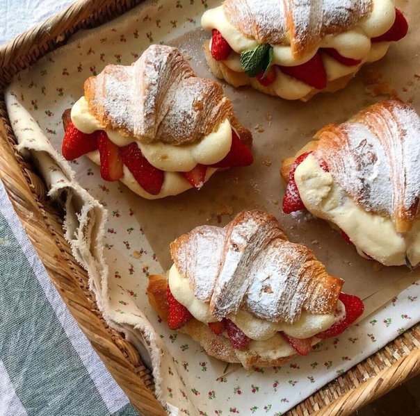 круассан с клубникой