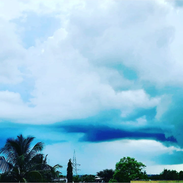 magic of nature in clouds....5 shades of blue ?