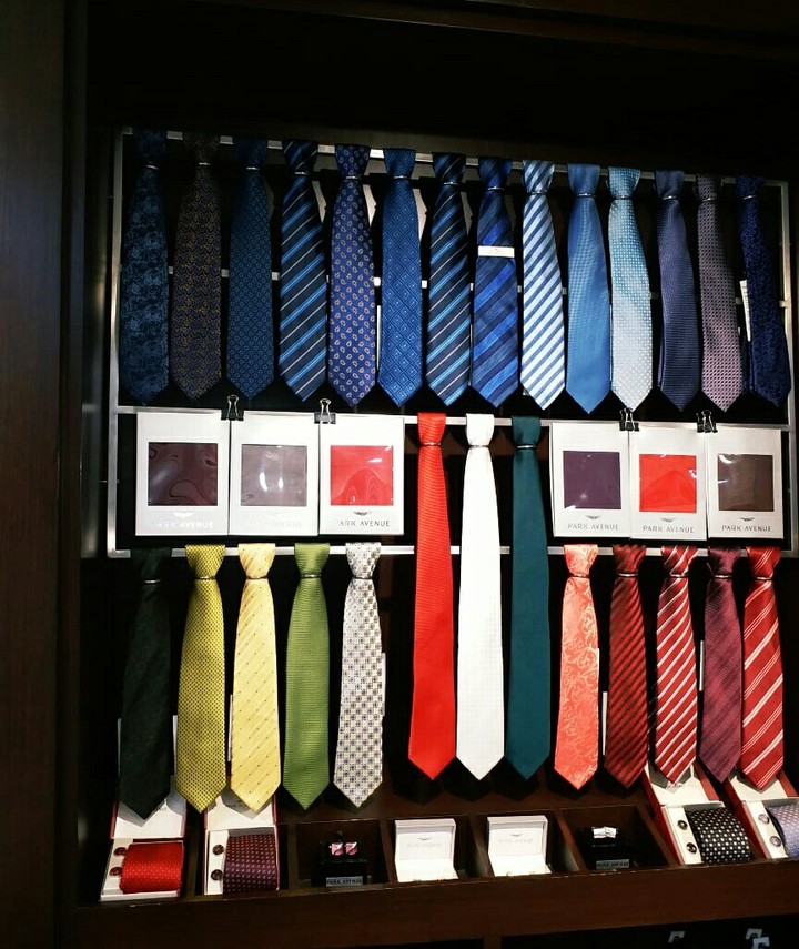 Tie display