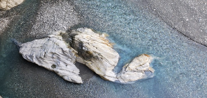 river boulder Budong Mingwang Temple