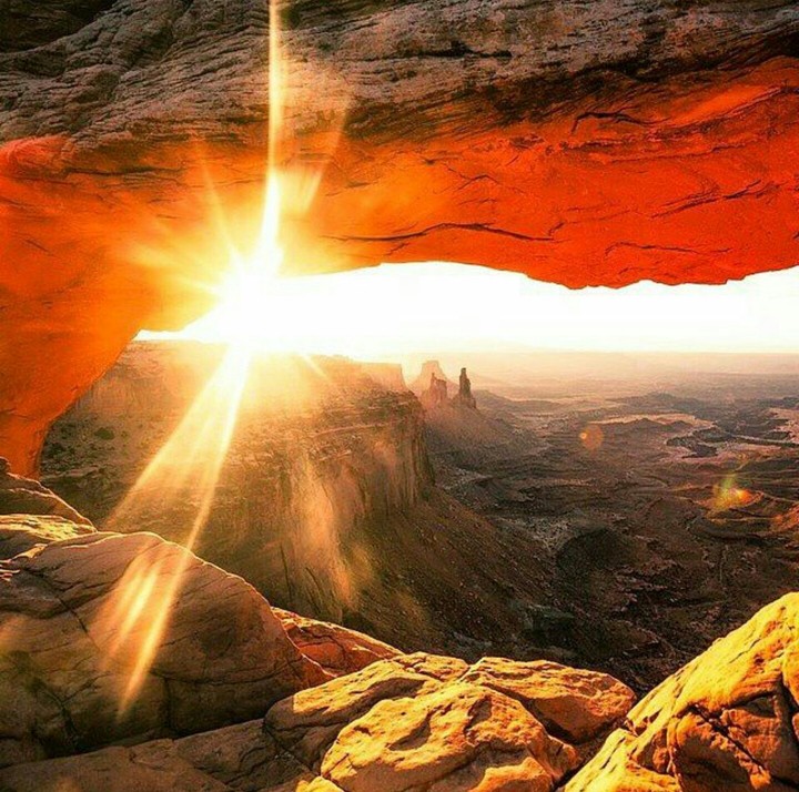 Sunrise, Mesa Arch in Canyonlands National Park, Utah