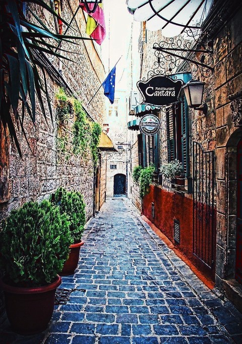 An alley in old Damascus
