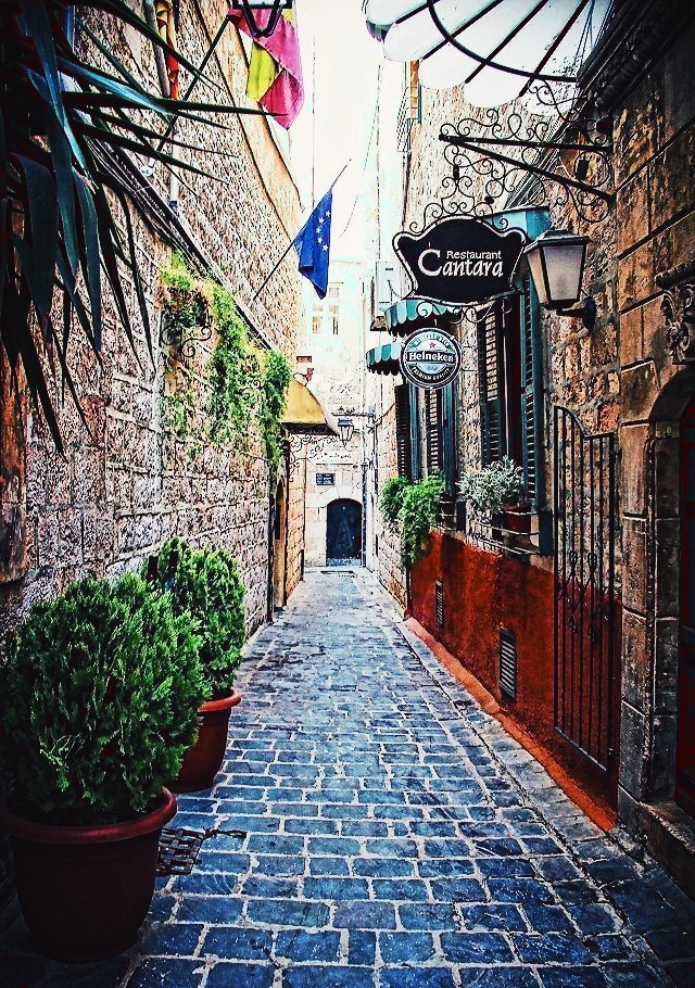 An alley in old Damascus