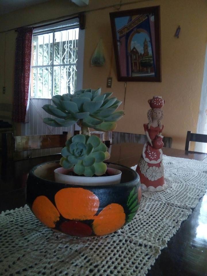 adornando el comedor con bellas artesanías elaboradas por  n