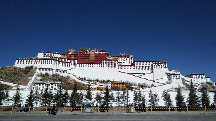 ཕོ་བྲང་།