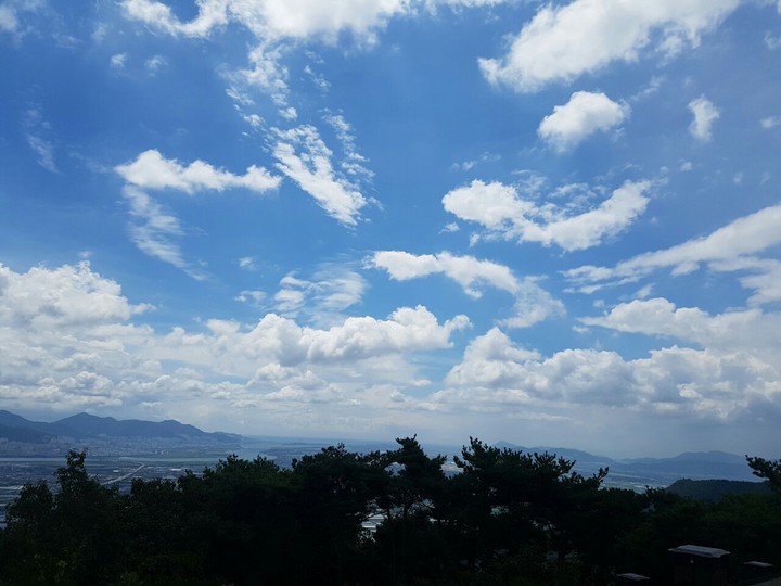 뜨거운 여름 하늘