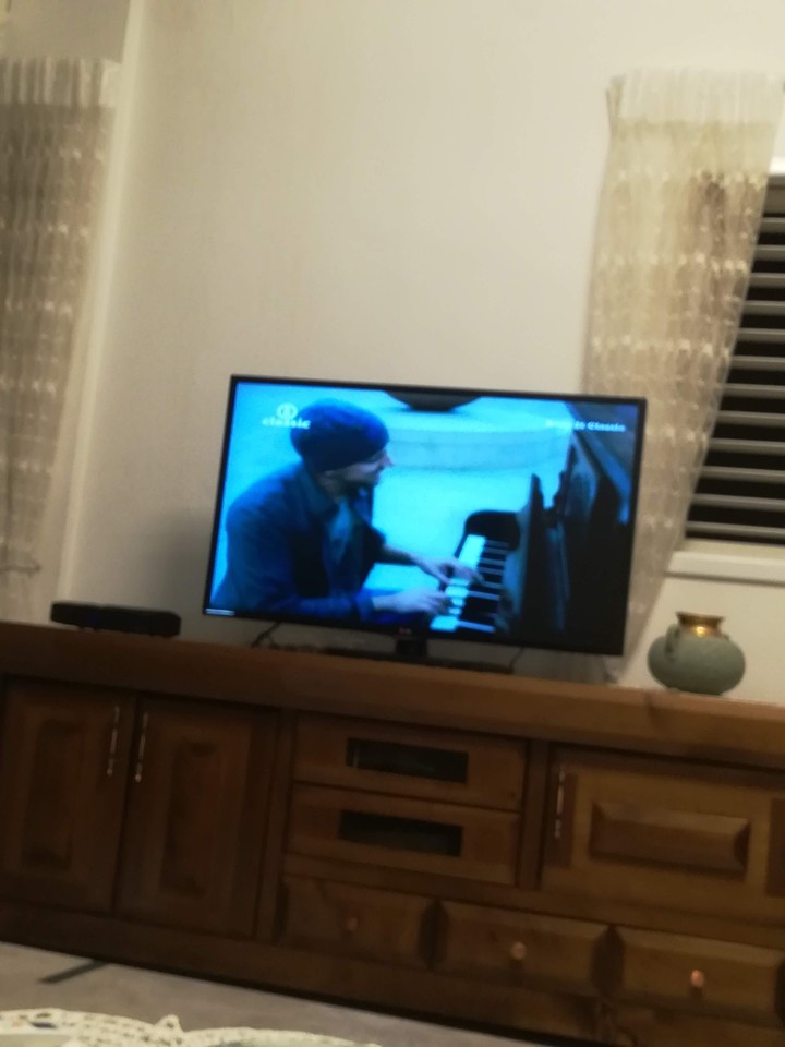 טלוויזיה בסלון שלנע בדירה שלנו