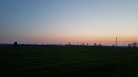 il tramonto in campagna dopo una splendida giornata di sole