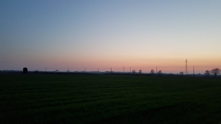 il tramonto in campagna dopo una splendida giornata di sole