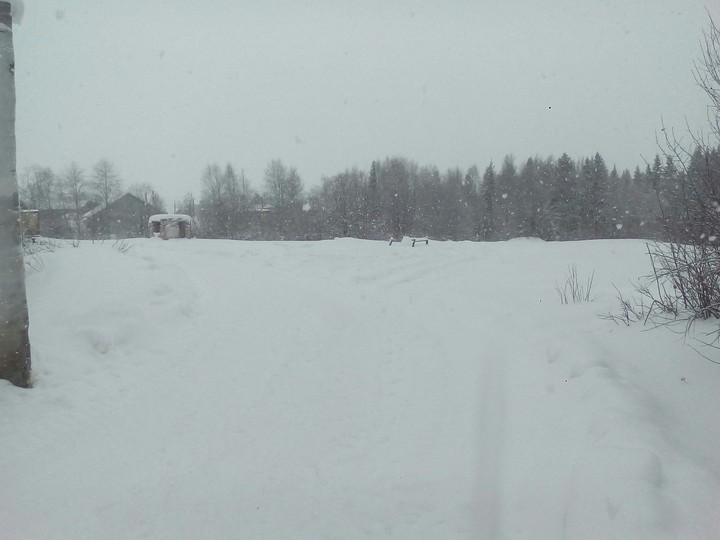 падает снег