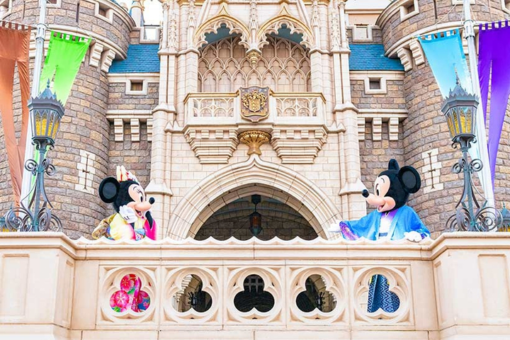 Minnie & Mickey lovey-dovey on castle balcony