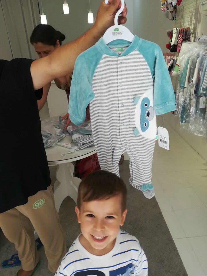 Isaac a escolher primeira roupa do irmão
