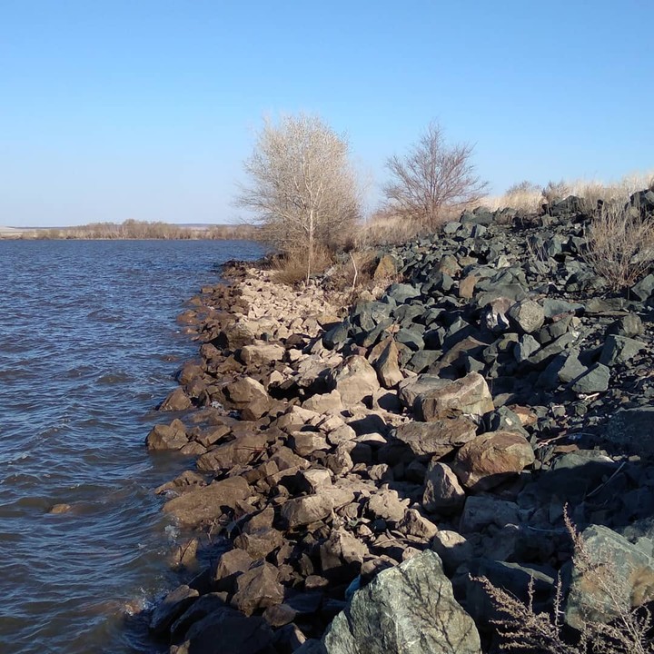 lake берег озера с камнями