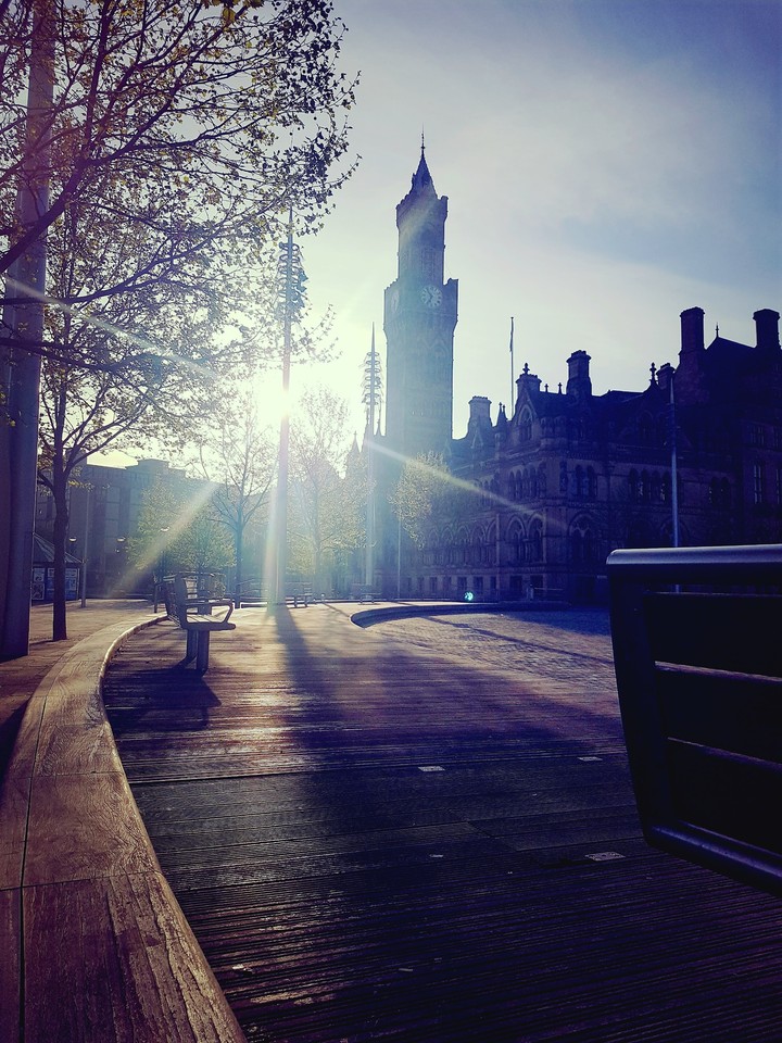 UNITED KINGDOM, BRADFORD, WEST YORKSHIRE. CITY PARK 6AM.