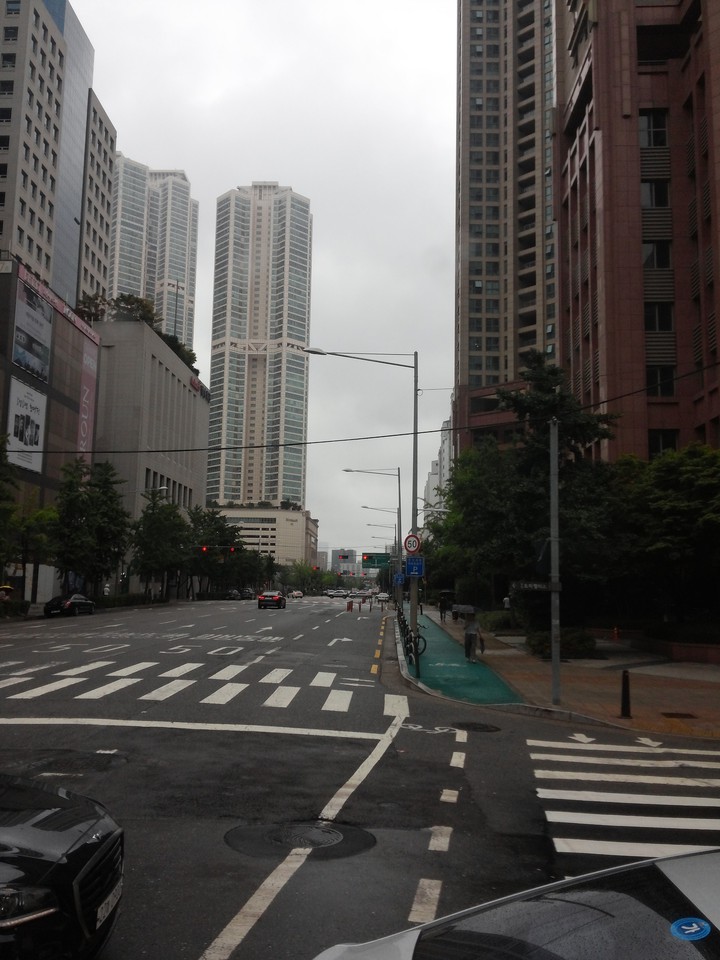 휴일 건널목에서