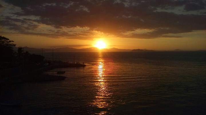 Anochecer en playa de Puntarenas, Costa Rica.