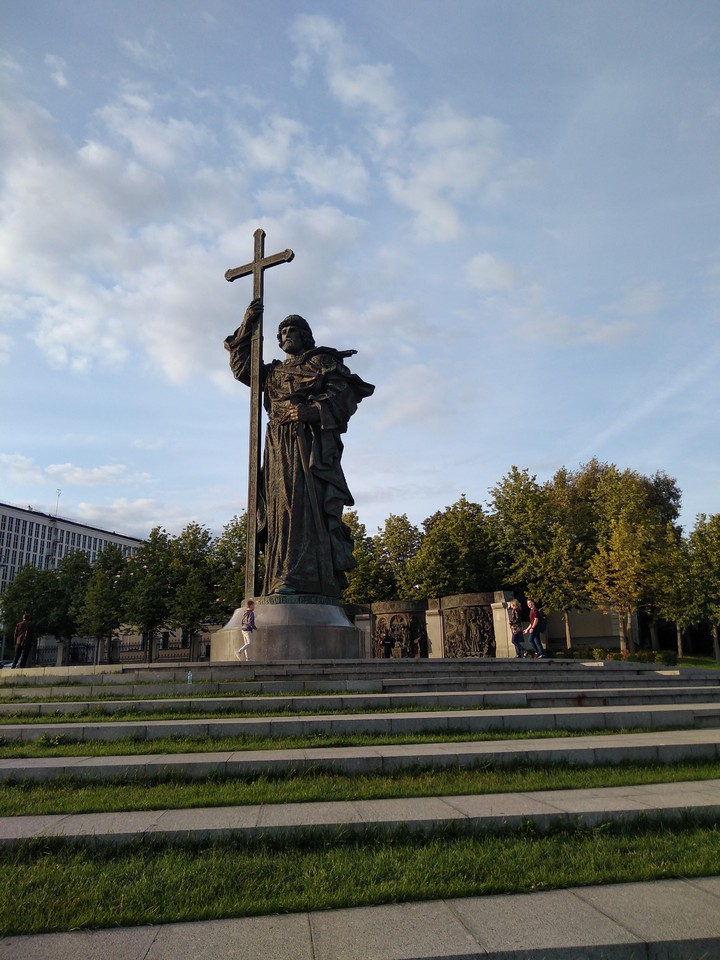 Москва,  памятник - крещения Руси