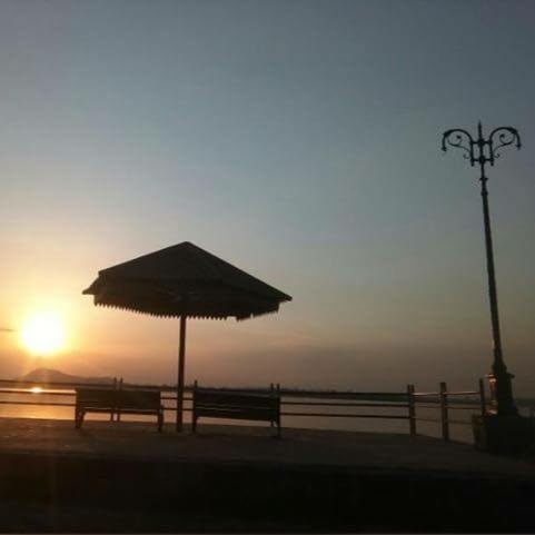 sun shines