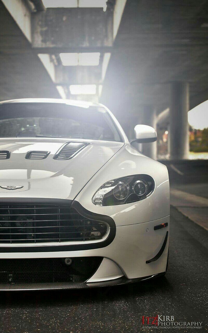 Aston Martin V12 Vantage