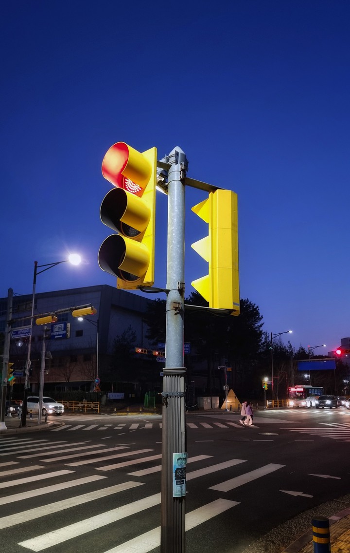 City night, traffic lights at intersections.