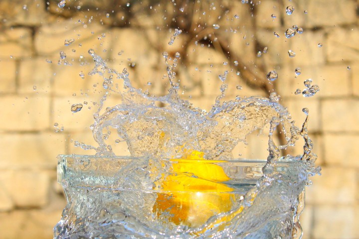 Water splashes and fresh limon